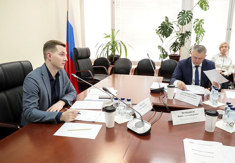 Председатель Комитета по молодежной политике Артем Метелев и член Комитета Вячеслав Дамдинцурунов