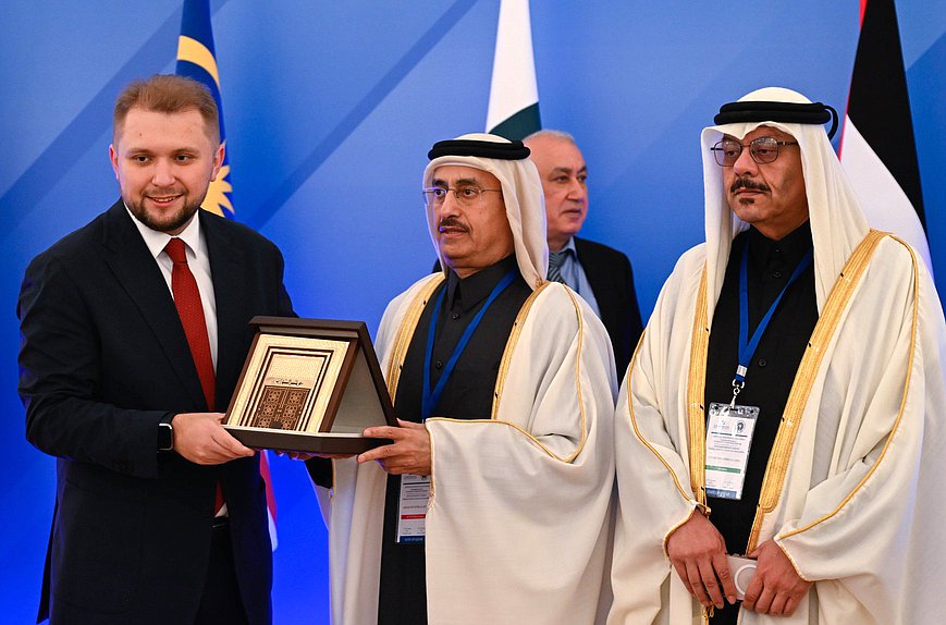 Deputy Chairman of the State Duma Boris Chernyshov (right)