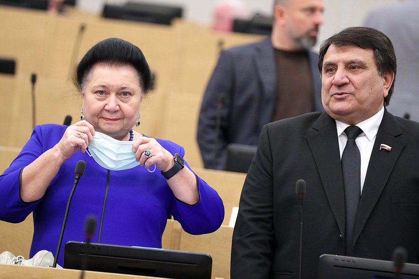 Председатель Счетной комиссии Государственной Думы Раиса Кармазина и член Комитета по международным делам Сайгидпаша Умаханов