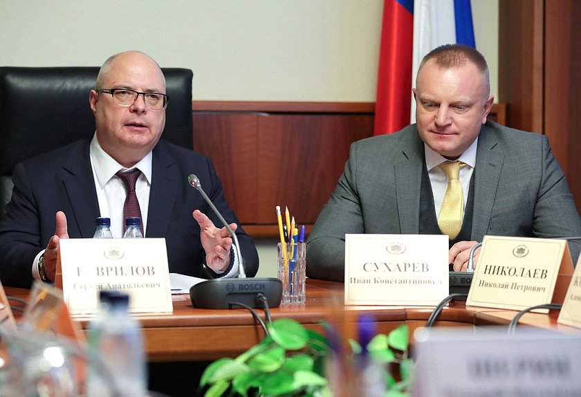 Председатель Комитета по вопросам собственности, земельным и имущественным отношениям Сергей Гаврилов и Первый заместитель Председателя Комитета Иван Сухарев