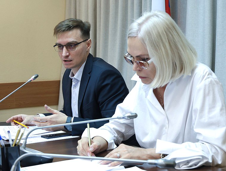 Директор Департамента государственной политики в сфере среднего профессионального образования и профессионального обучения Министерства просвещения РФ Виктор Неумывакин и Председатель Комитета по просвещению Ирина Белых