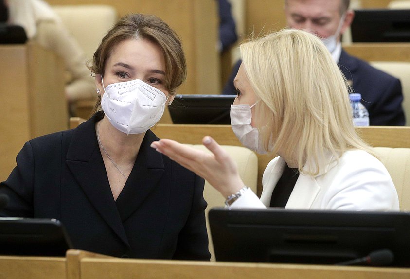 Заместитель Председателя Комитета по экономической политике, промышленности, инновационному развитию и предпринимательству Альфия Когогина и заместитель Председателя Государственной Думы Ольга Тимофеева