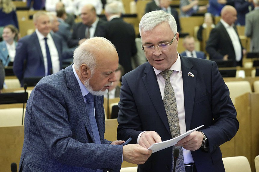 Член Комитета по экологии, природным ресурсам и охране окружающей среды Вадим Шувалов и член Комитета по экономической политике Эдуард Кузнецов