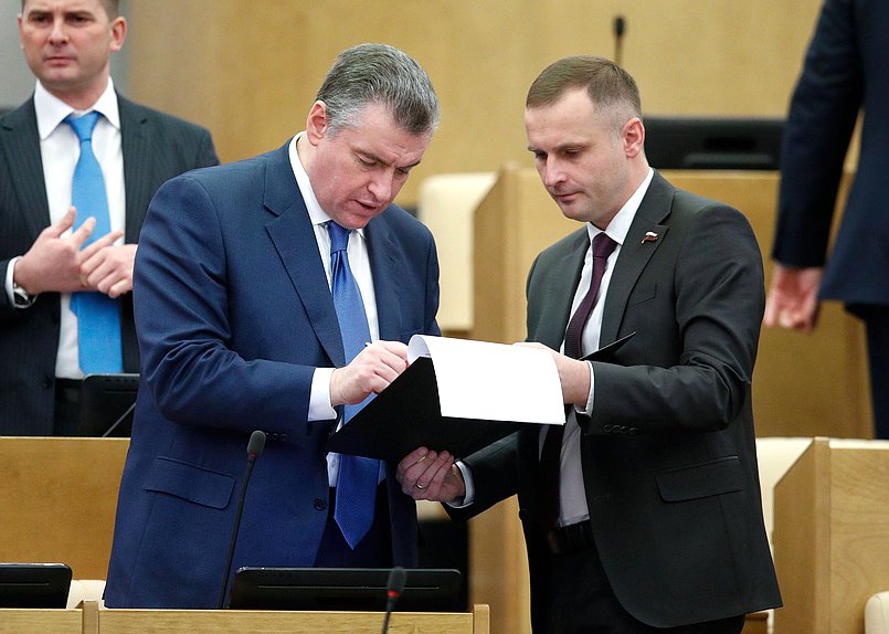 Руководитель фракции ЛДПР Леонид Слуцкий и заместитель Председателя Комитета по охране здоровья Сергей Леонов