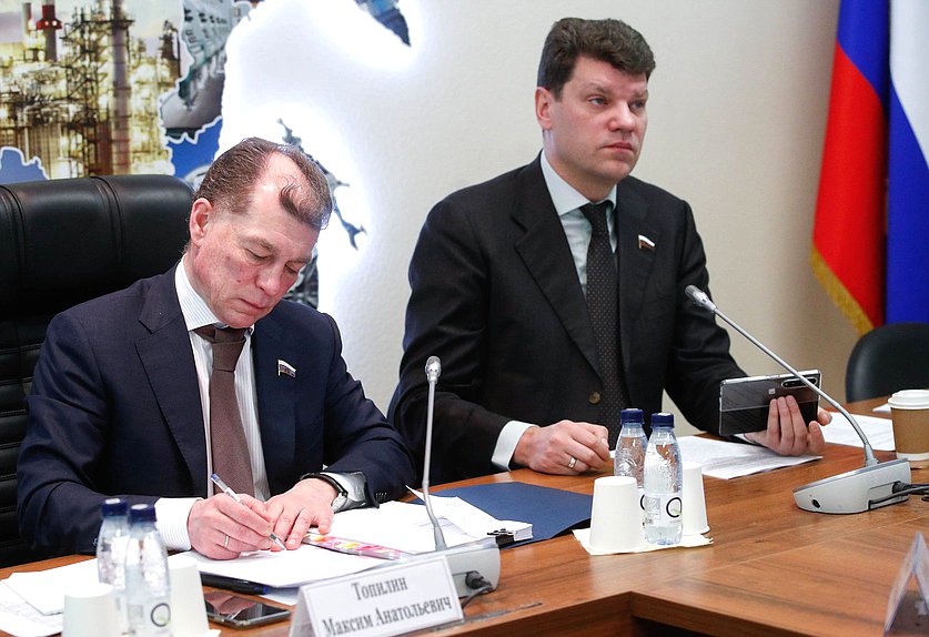 Председатель Комитета по экономической политике Максим Топилин и Первый заместитель Председателя Комитета Денис Кравченко