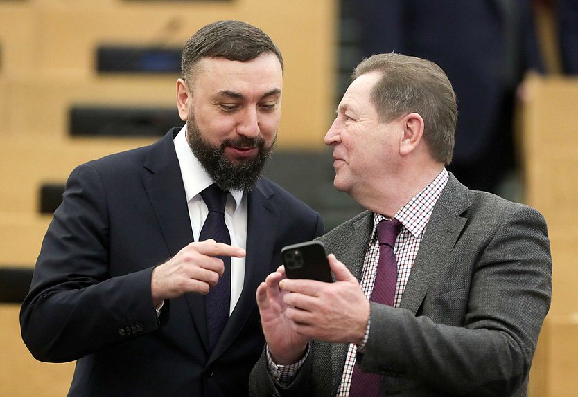 Первый заместитель Председателя Комитета по делам национальностей Шамсаил Саралиев и заместитель Председателя Комитета по природным ресурсам, собственности и земельным отношениям Михаил Кузьмин