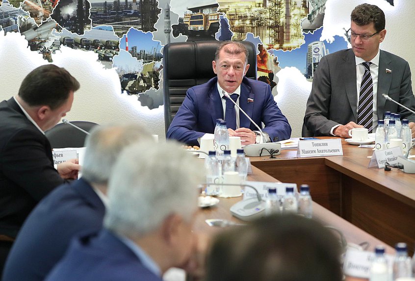 Председатель Комитета по экономической политике Максим Топилин и Первый заместитель Председателя Комитета Денис Кравченко