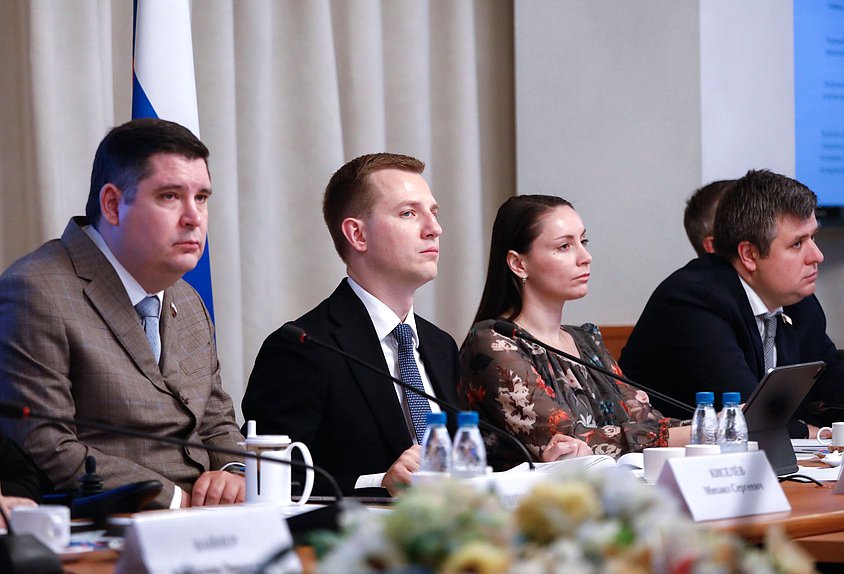 Заместители Председателя Комитета по молодежной политике Михаил Киселев, Юлия Саранова и Александр Толмачев и Председатель Комитета Артем Метелев