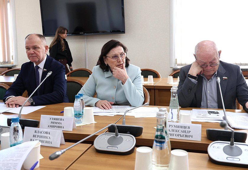 Члены Комитета по охране здоровья Николай Щеглов, Римма Утяшева и Александр Румянцев