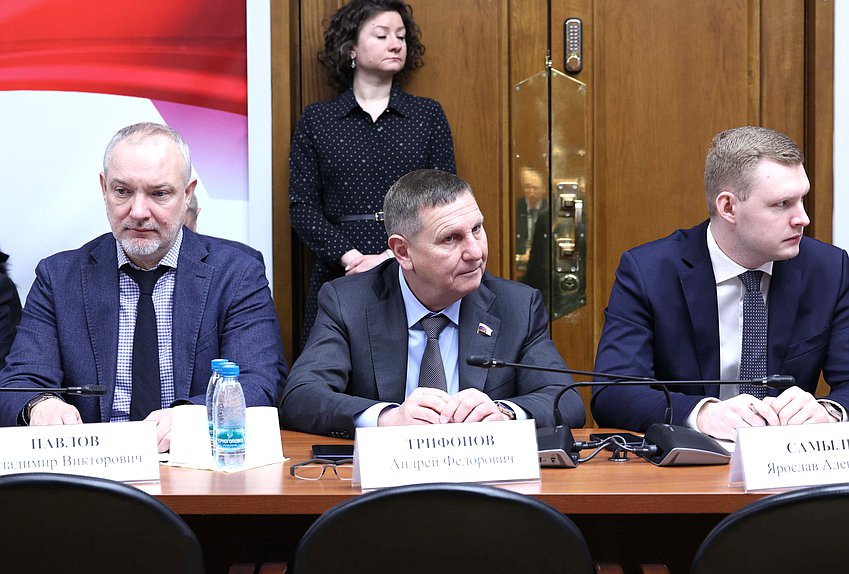 Члены Комитета по промышленности и торговле Владимир Павлов, Андрей Трифонов и Ярослав Самылин