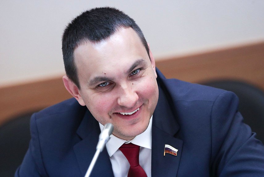 Член Комитета по экологии, природным ресурсам и охране окружающей среды Максим Иванов