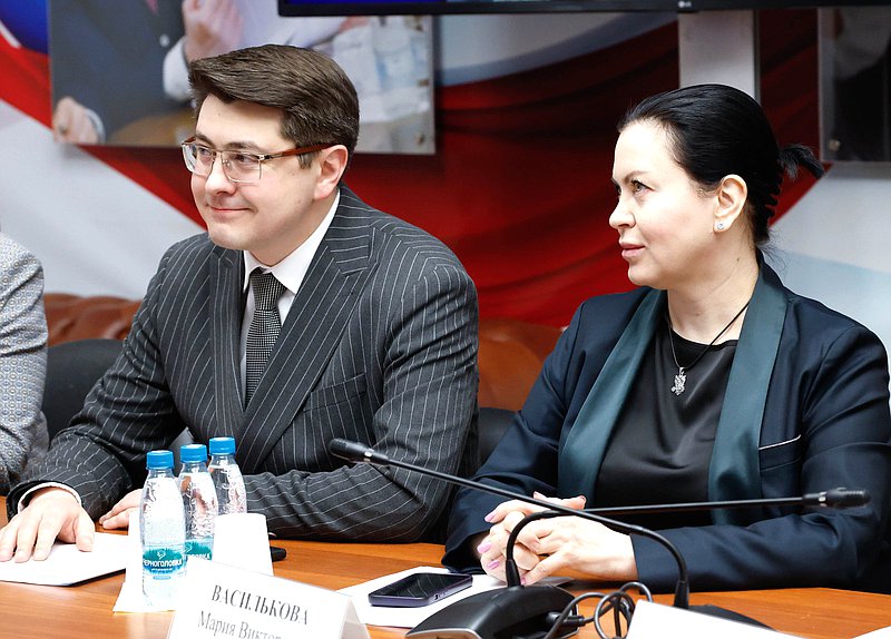 Заместитель Председателя Комитета по промышленности и торговле Александр Спиридонов и член Комитета Мария Василькова