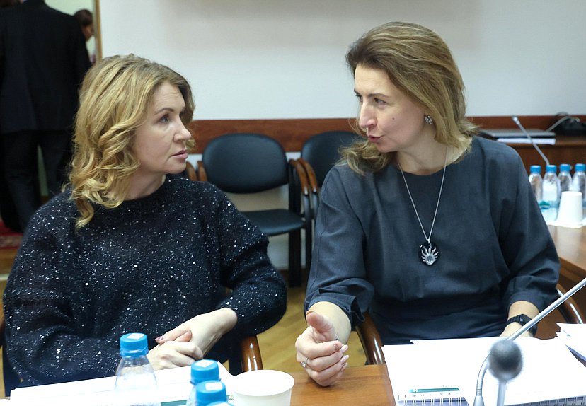 Заместитель Председателя Комитета по бюджету и налогам Ольга Ануфриева (справа)