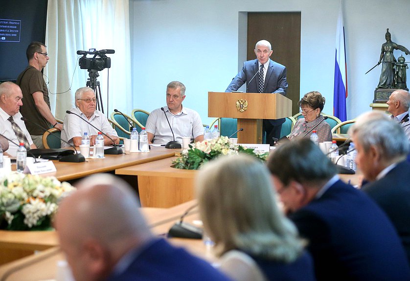 Первый заместитель Председателя Комитета по государственному строительству и законодательству Юрий Синельщиков