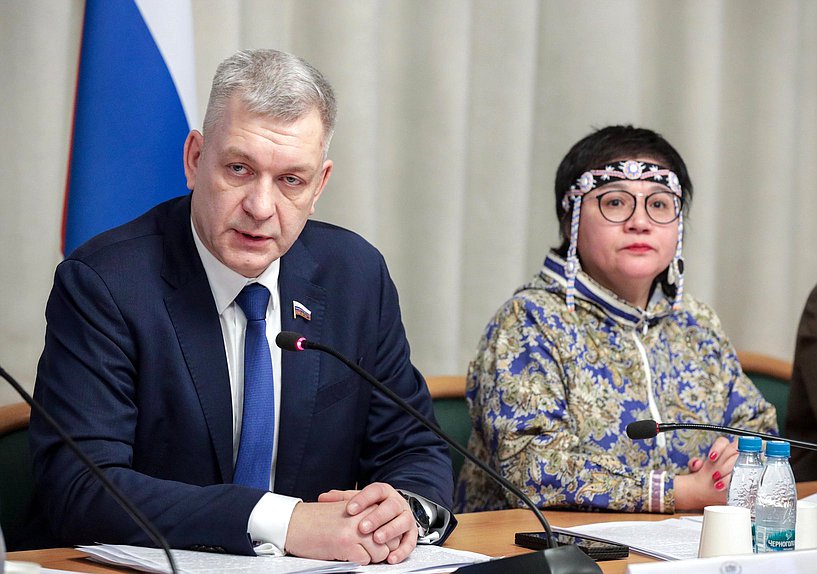 Председатель Комитета по делам национальностей Владимир Иванов и член Комитета Елена Евтюхова