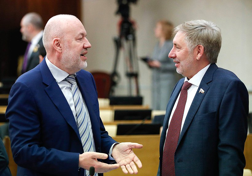 Председатель Комитета по государственному строительству и законодательству Павел Крашенинников и заместитель Председателя Комитета по транспорту и развитию транспортной инфраструктуры Рафаэль Марданшин