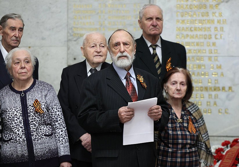 Возложение цветов ветеранами Минэкономразвития к памятной доске работников Госплана СССР