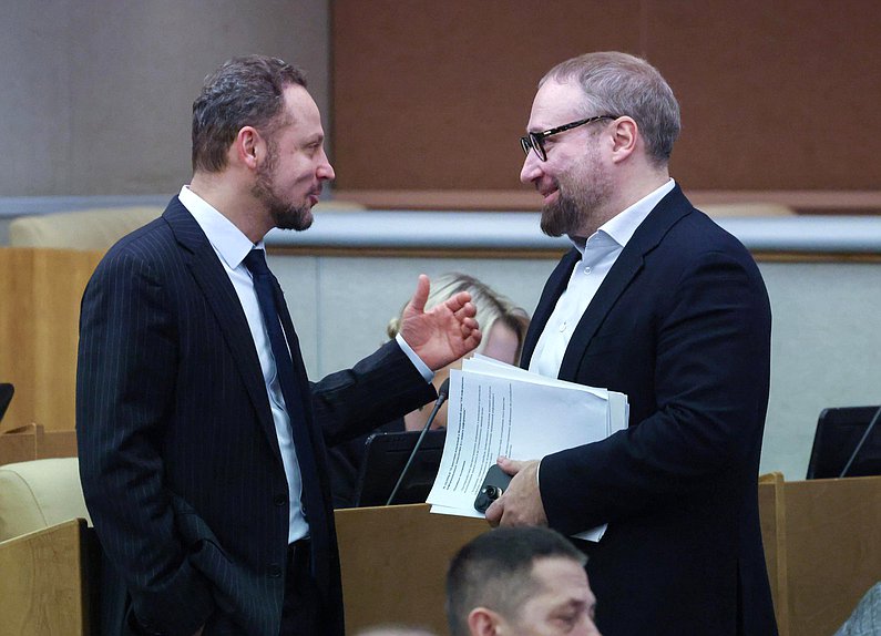 Первый заместитель Председателя Комитета по транспорту и развитию транспортной инфраструктуры Павел Федяев и заместитель Председателя Комитета по информационной политике, информационным технологиям и связи Антон Горелкин