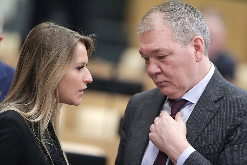 Первый заместитель Председателя Комитета по просвещению Яна Лантратова и Председатель Комитета по делам СНГ, евразийской интеграции и связям с соотечественниками Леонид Калашников