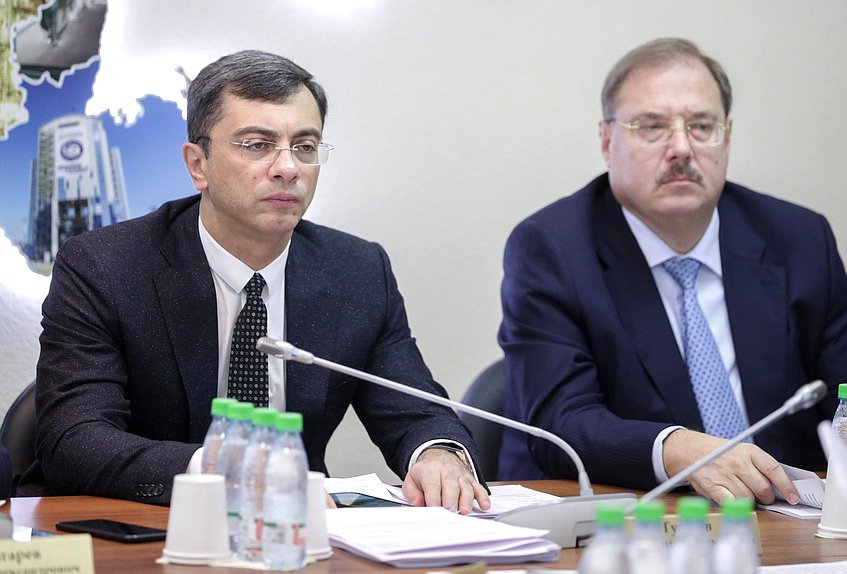 Первые заместители Председателя Комитета по экономической политике, промышленности, инновационному развитию и предпринимательству Владимир Гутенев и Борис Пайкин