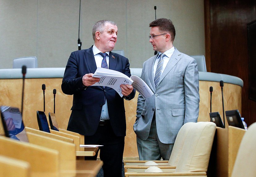 Первый заместитель Председателя Комитета по труду, социальной политике и делам ветеранов Николай Коломейцев и член Комитета по природным ресурсам, собственности и земельным отношениям Владимир Блоцкий