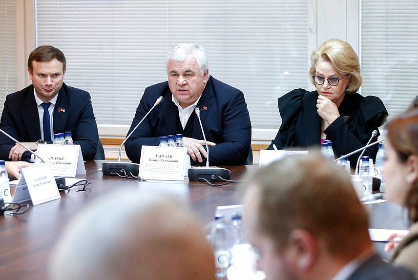 Заместитель Председателя Комитета по молодежной политике Владимир Исаков, Первый заместитель Председателя Комитета по делам СНГ, евразийской интеграции и связям с соотечественниками Казбек Тайсаев и Председатель Комитета по вопросам семьи, женщин и детей Нина Останина