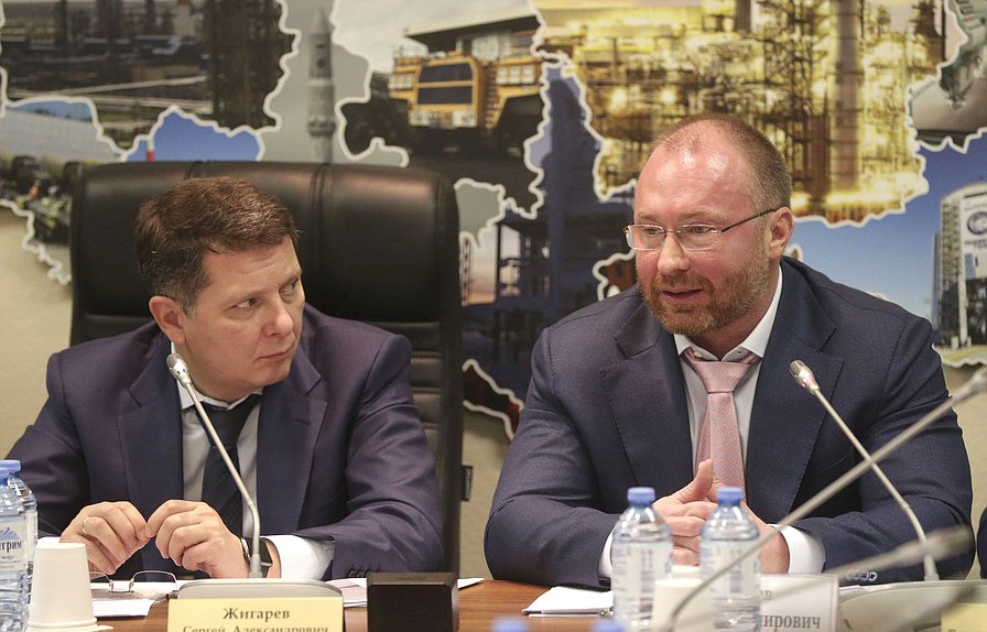 Председатель Комитета по экономической политике, промышленности, инновационному развитию и предпринимательству Сергей Жигарев и заместитель Председателя ГД Игорь Лебедев