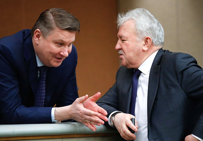 Полномочный представитель Правительства РФ в Государственной Думе Александр Синенко и Председатель Комитета по транспорту и развитию транспортной инфраструктуры Евгений Москвичев