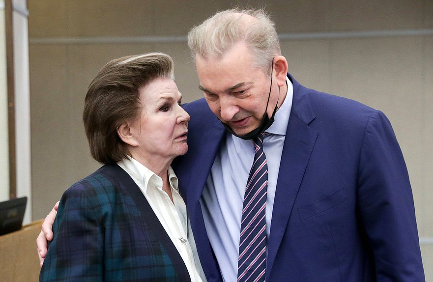 Заместитель Председателя Комитета по федеративному устройству и вопросам местного самоуправления Валентина Терешкова и член Комитета по охране здоровья Владислав Третьяк