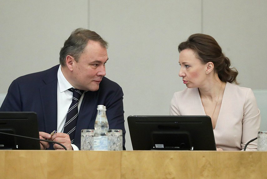 Заместители Председателя Государственной Думы Петр Толстой и Анна Кузнецова