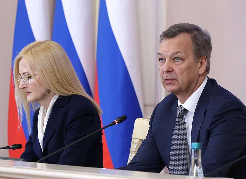 Заместитель Председателя Государственной Думы Ирина Яровая и Первый заместитель Председателя Совета Федерации Андрей Яцкин