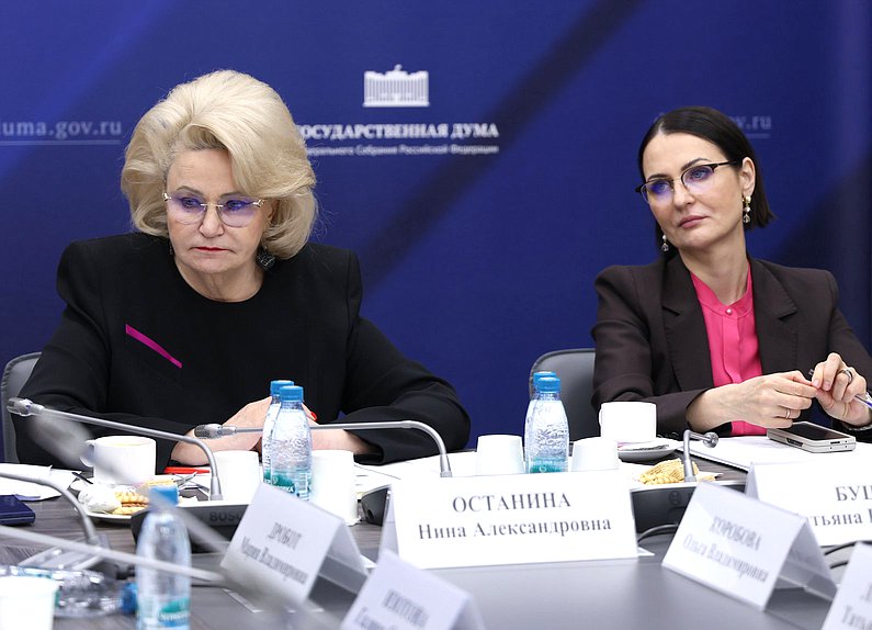 Председатель Комитета по защите семьи, вопросам отцовства, материнства и детства Нина Останина и Первый заместитель Председателя Комитета Татьяна Буцкая
