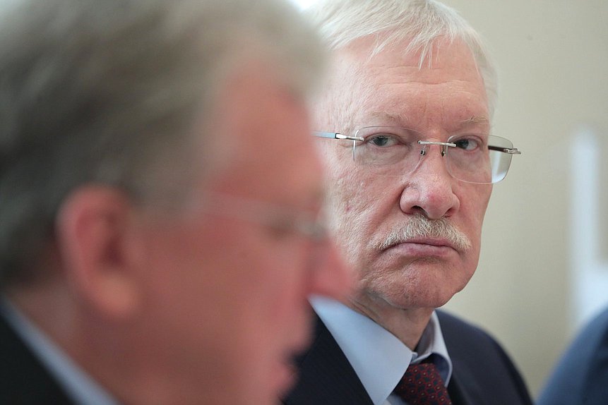 Председатель Комитета по контролю Олег Морозов