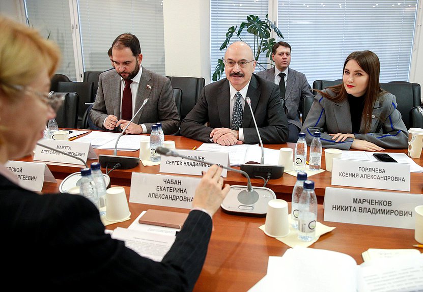 Председатель Комитета по науке и высшему образованию Сергей Кабышев и первые заместители Председателя Комитета Александр Мажуга и Ксения Горячева