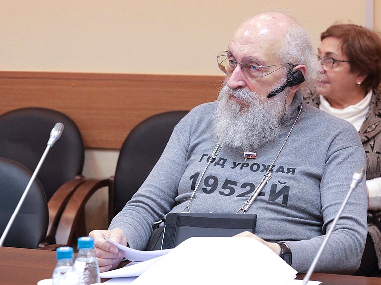 Член Комитета по просвещению Анатолий Вассерман
