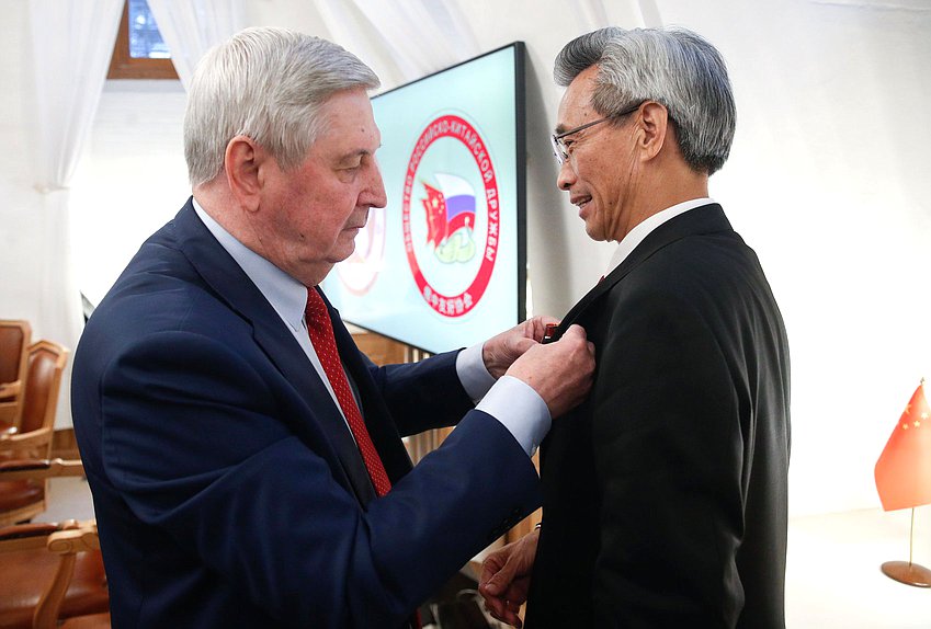 Первый заместитель Председателя Государственной Думы Иван Мельников и Председатель Китайского народного общества дружбы с заграницей Линь Сунтянь