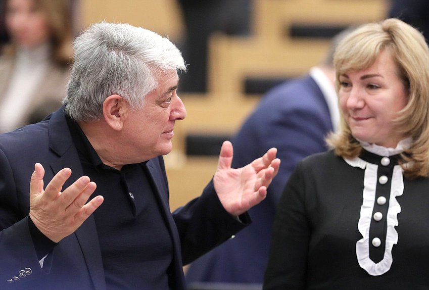 Председатель Комиссии по вопросам контроля за достоверностью сведений о доходах, об имуществе и обязательствах имущественного характера, представляемых депутатами Государственной Думы, и мандатным вопросам Отари Аршба и член Комитета по просвещению Лариса Тутова