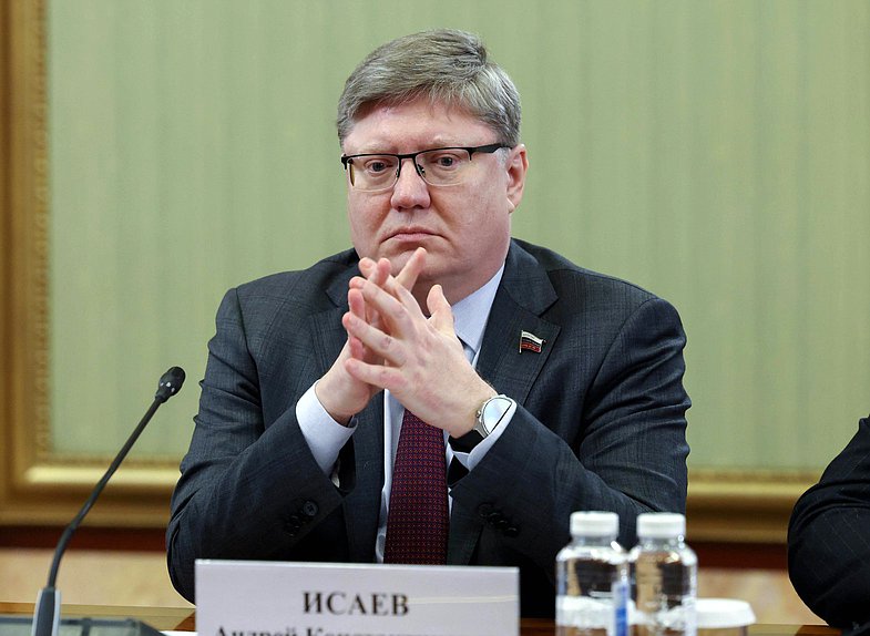 Член Комитета по труду, социальной политике и делам ветеранов Андрей Исаев