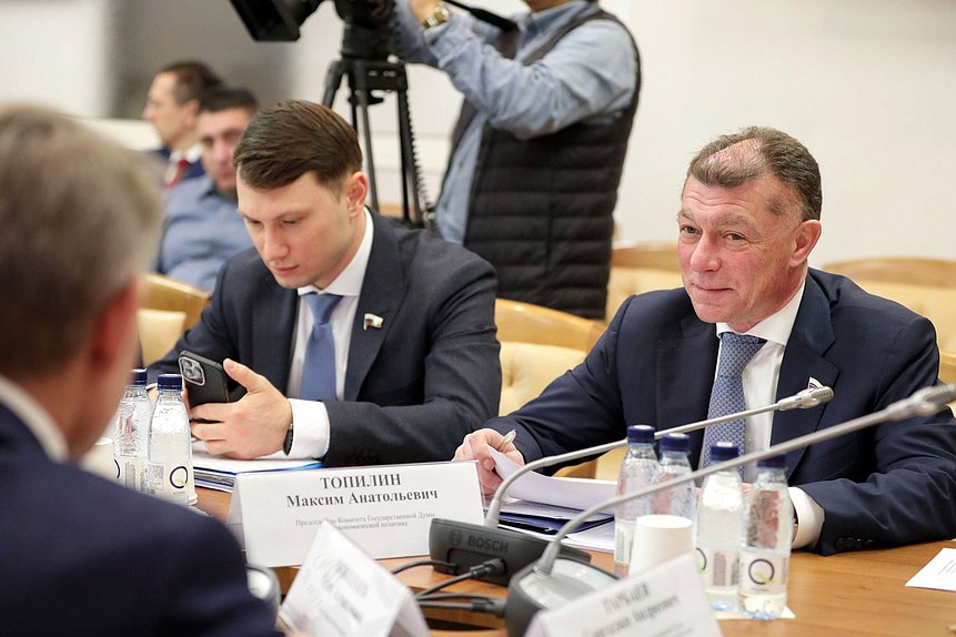 Член Комитета по туризму и развитию туристической инфраструктуры Артем Прокофьев и Председатель Комитета по экономической политике Максим Топилин