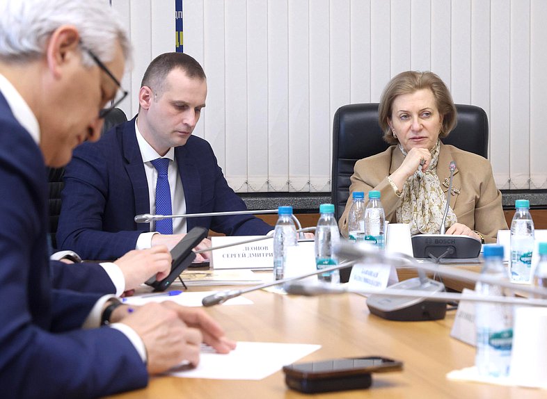 Председатель Комитета по охране здоровья Сергей Леонов и руководитель Роспотребнадзора — Главный санитарный врач РФ Анна Попова