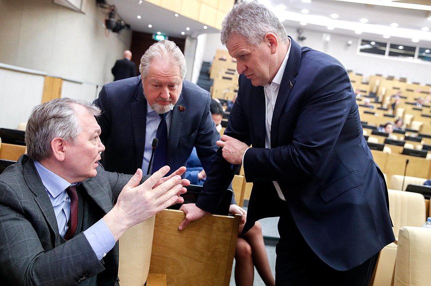 Председатель Комитета по делам СНГ, евразийской интеграции и связям с соотечественниками Леонид Калашников, заместитель Председателя Комитета по развитию гражданского общества, вопросам общественных и религиозных объединений Сергей Обухов и заместитель Председателя Комитета по охране здоровья Алексей Куринный