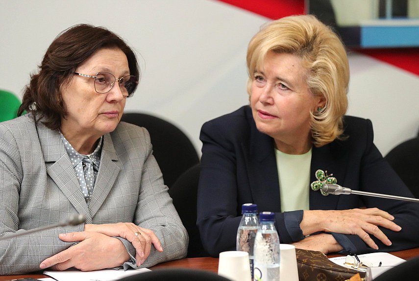 Члены Комитета по охране здоровья Римма Утяшева и Тамара Фролова