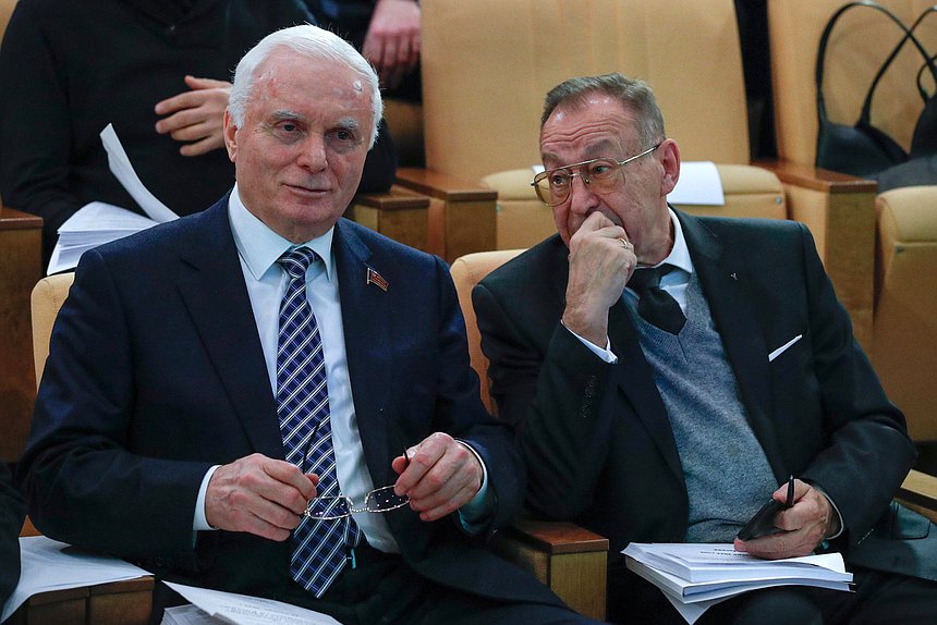 Первый заместитель Председателя Комитета по просвещению Михаил Берулава (слева)