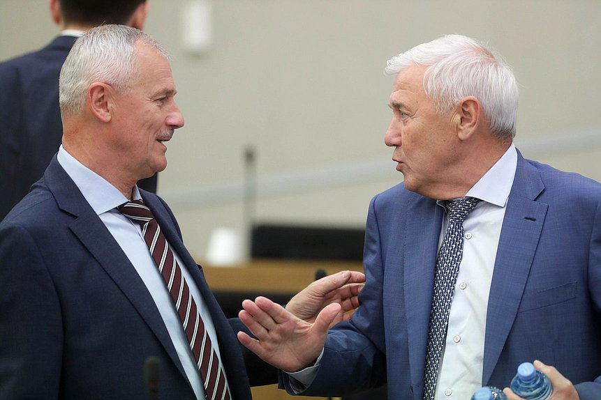 Председатель Комитета по финансовому рынку Анатолий Аксаков (справа)