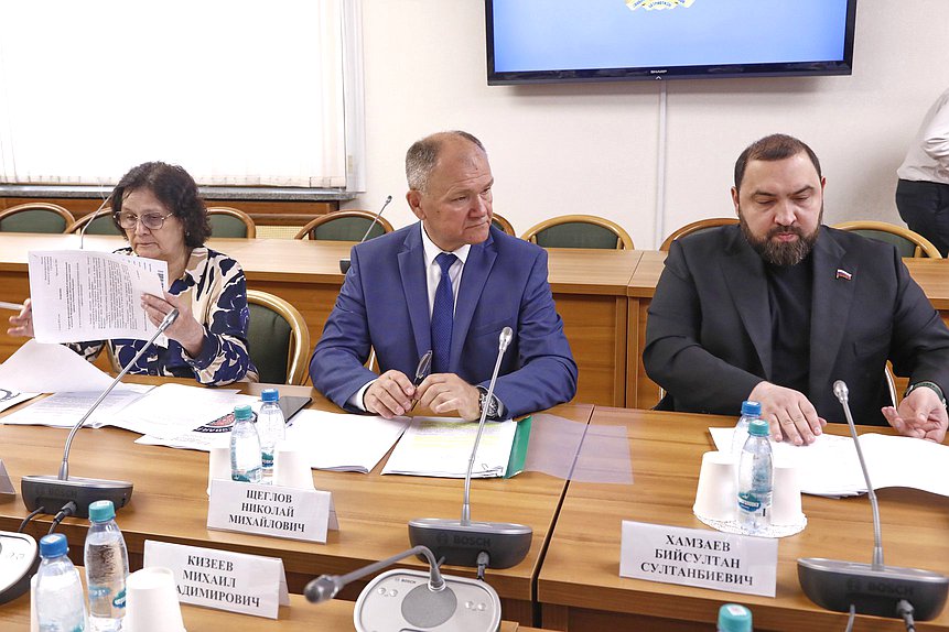 Члены Комитета по охране здоровья Римма Утяшева, Бийсултан Хамзаев и Николай Щеглов