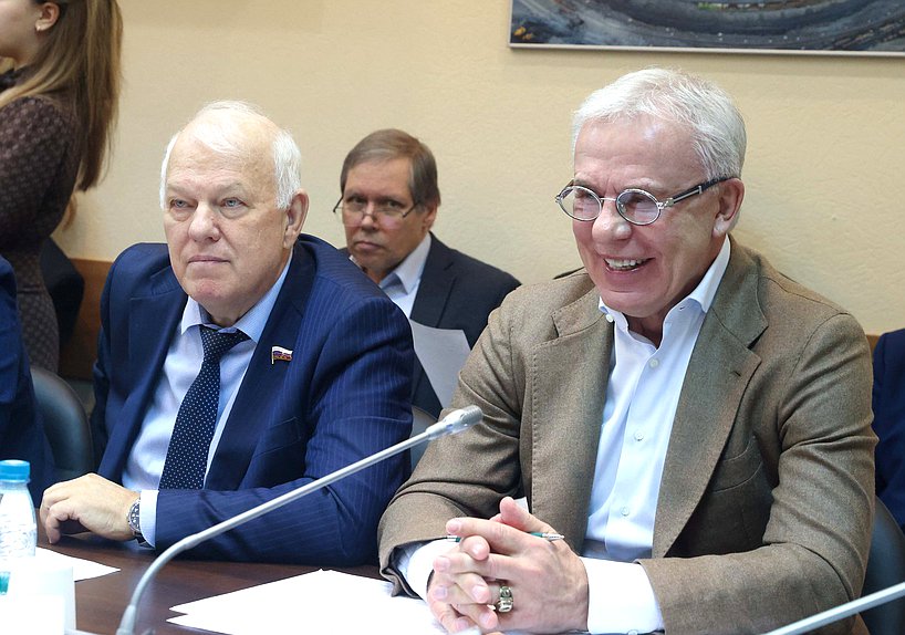 Заместитель Председателя Комитета по экологии, природным ресурсам и охране окружающей среды Анатолий Грешневиков и Первый заместитель Председателя Комитета Вячеслав Фетисов