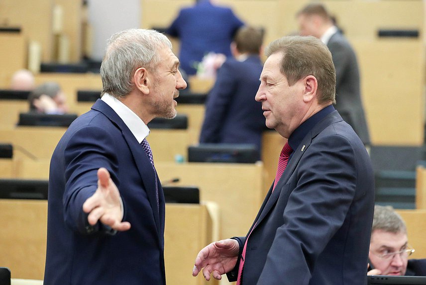 Член Комитета по делам национальностей Алихан Харсиев и заместитель Председателя Комитета по природным ресурсам, собственности и земельным отношениям Михаил Кузьмин