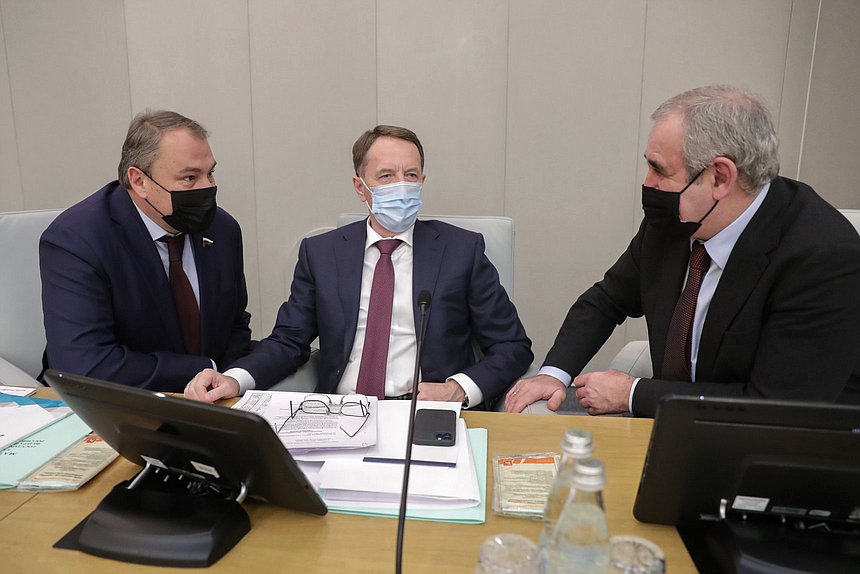 Заместители Председателя Государственной Думы Петр Толстой, Алексей Гордеев и Сергей Неверов