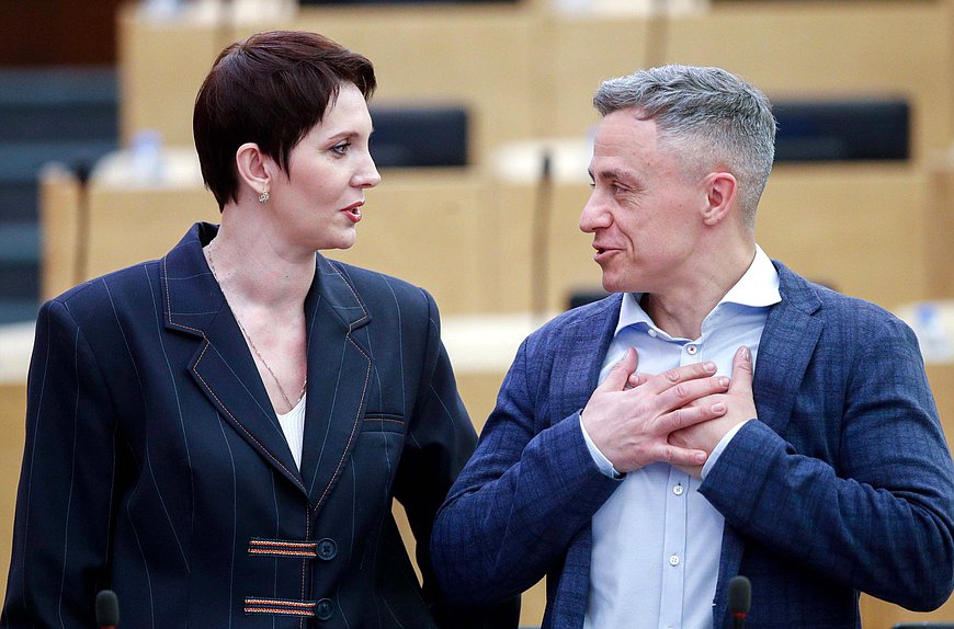 Заместитель Председателя Комитета по экологии, природным ресурсам и охране окружающей среды Жанна Рябцева и заместитель Председателя Комитета по вопросам собственности, земельным и имущественным отношениям Владимир Самокиш