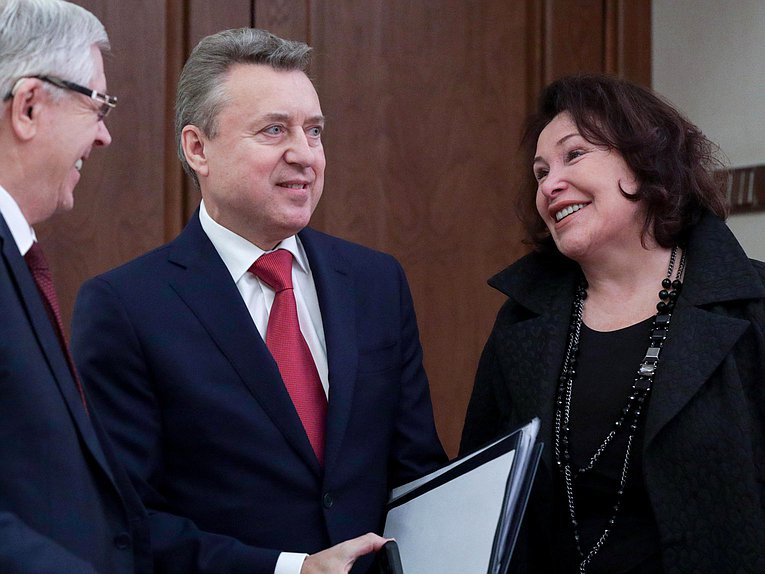 Заместитель Председателя Комитета по безопасности и противодействию коррупции Анатолий Выборный и член Комитета Виктория Николаева